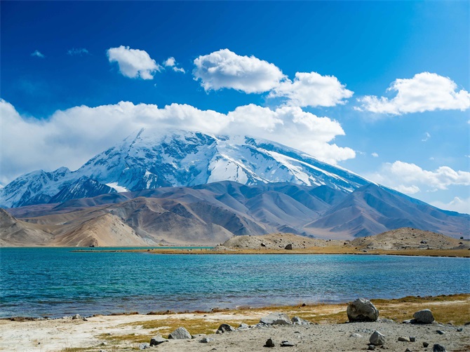 对于很多第一次来新疆旅行的朋友而言，面对地域广阔、民族众多、文化多元的新疆，往往总是束手无策